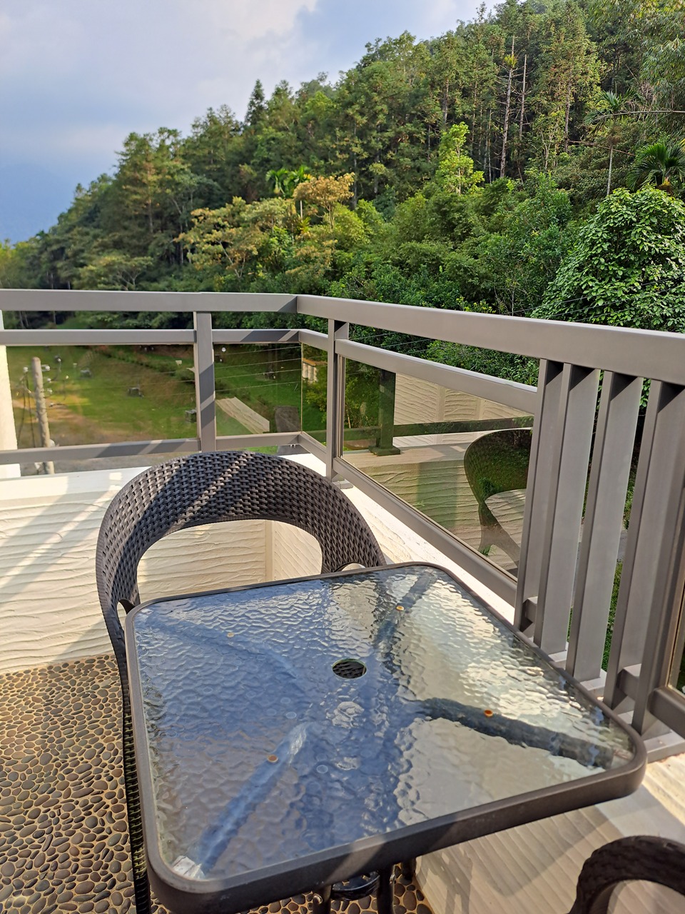 【八番私人住宅】隱身山林的日月潭民宿!清水模×木質調,享受靜謐慢活! - 第33張圖 雙人房陽台