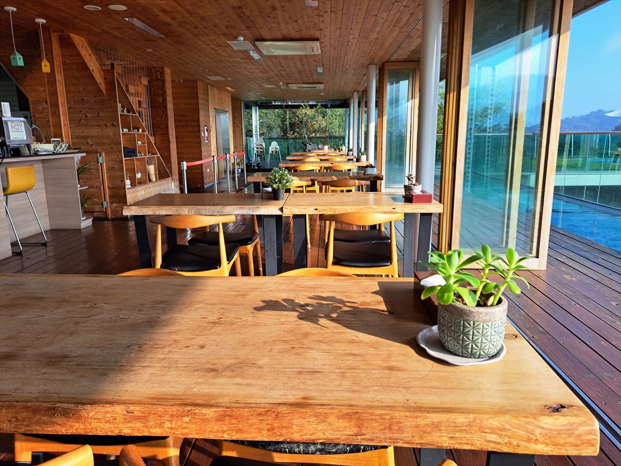 【日月潭原森林民宿】享受山林靜謐與泳池度假氛圍,親子家庭與情侶必住! - 第43張圖 頂樓餐廳