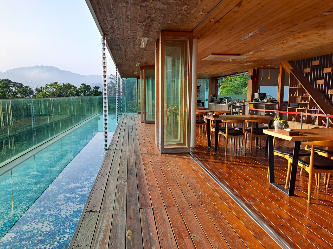 【日月潭原森林民宿】享受山林靜謐與泳池度假氛圍,親子家庭與情侶必住! - 第53張圖 頂樓餐廳景色