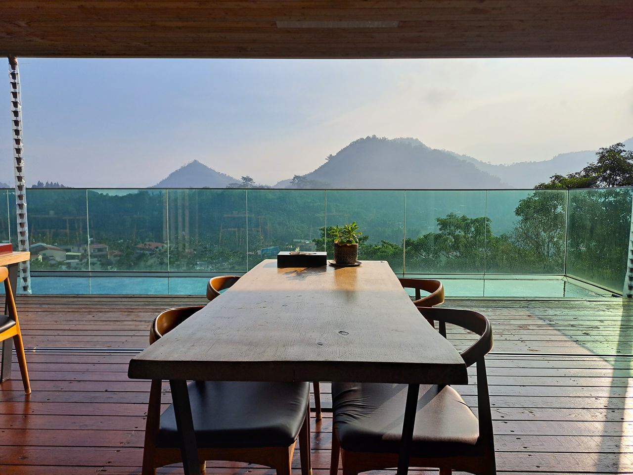 【日月潭原森林民宿】享受山林靜謐與泳池度假氛圍,親子家庭與情侶必住! - 第52張圖 頂樓餐廳景色